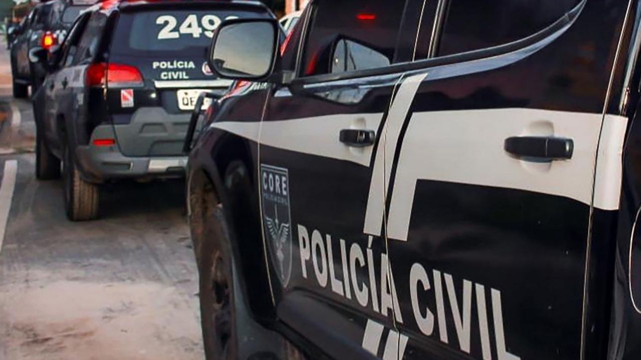 Durante a operação, cerca de 20 agentes cumpriram um mandado de prisão preventiva e quatro de busca e apreensão, recolhendo dispositivos eletrônicos como notebooks, tablets e celulares.