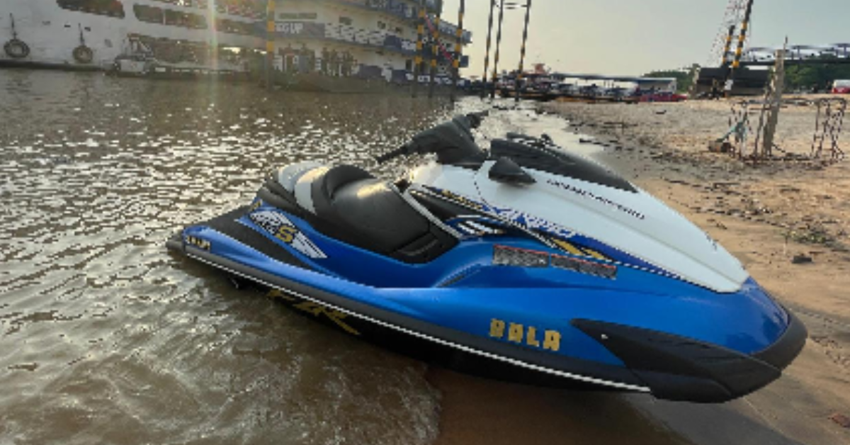 A dupla fazia manobras arriscadas no jet ski.