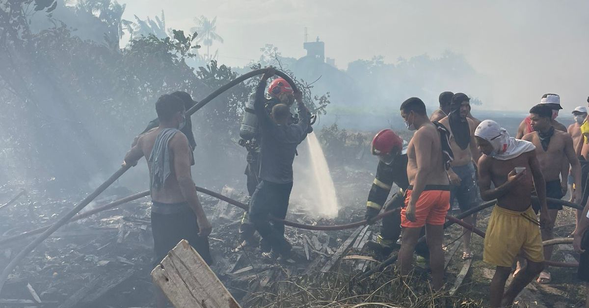 Incêndio atinge casas no bairro da Condor, em Belém, neste domingo (10).