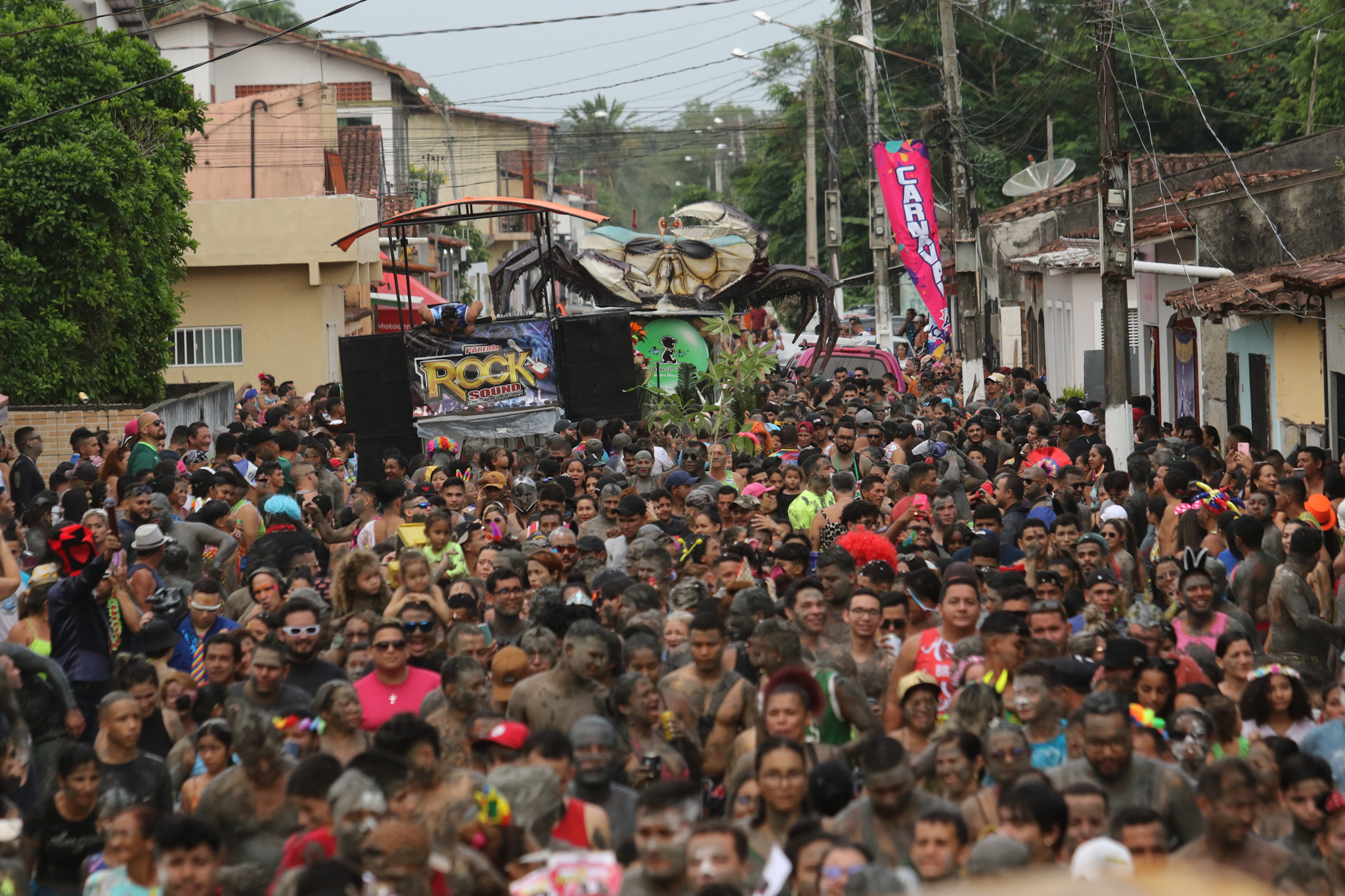 No Pretinhos do Mangue, o abadá é a lama.