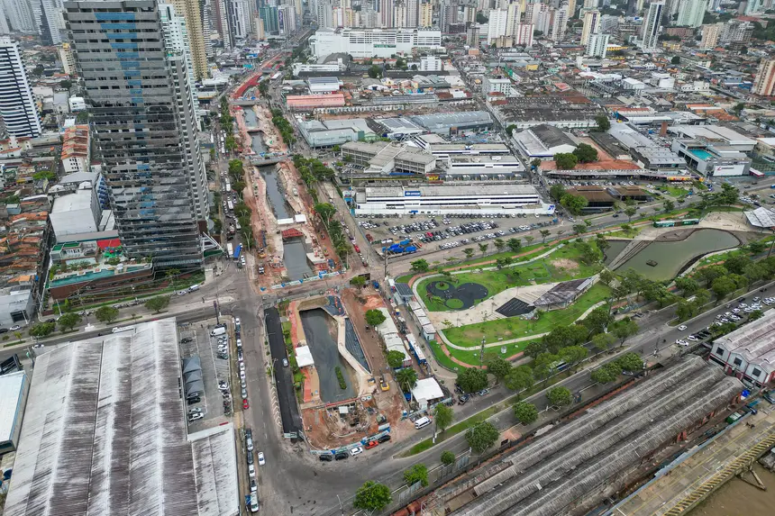 Obra do Parque Linear na Avenida Visconde de Souza Franco (Doca)