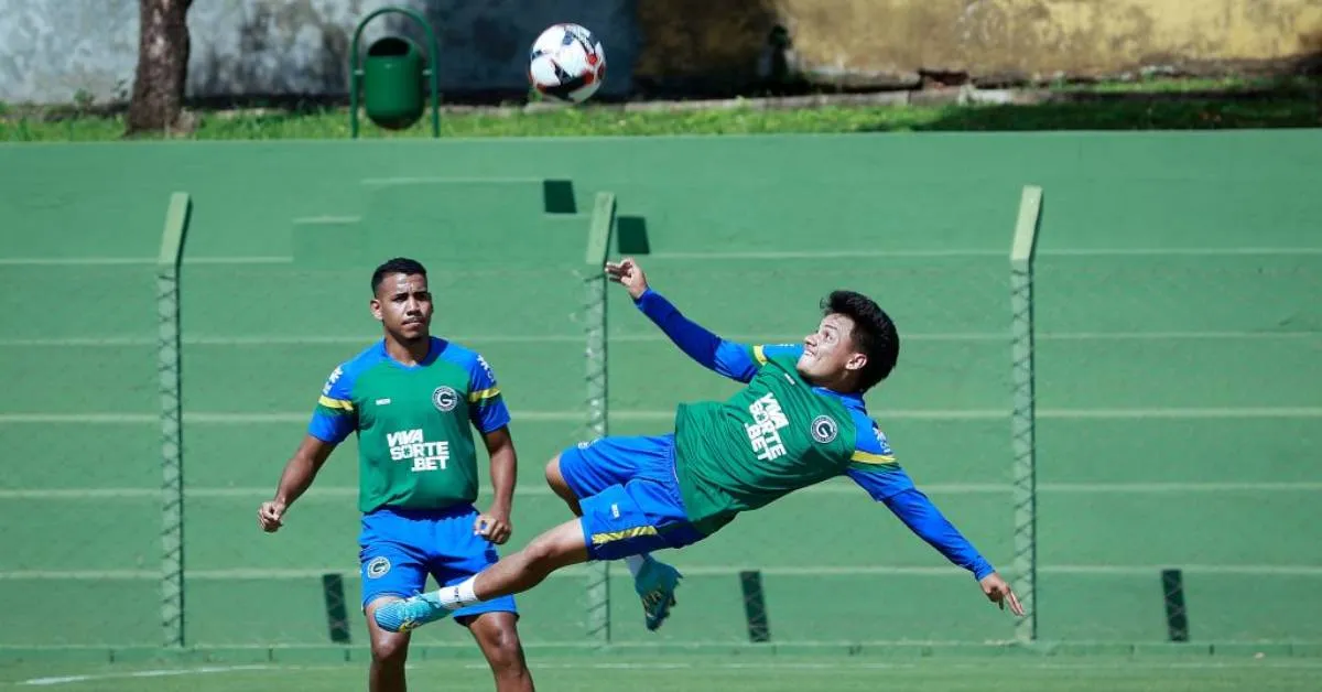 Esli García conquista torcida do Goiás, mas segue sem vaga garantida no time comandado por Jair Ventura.