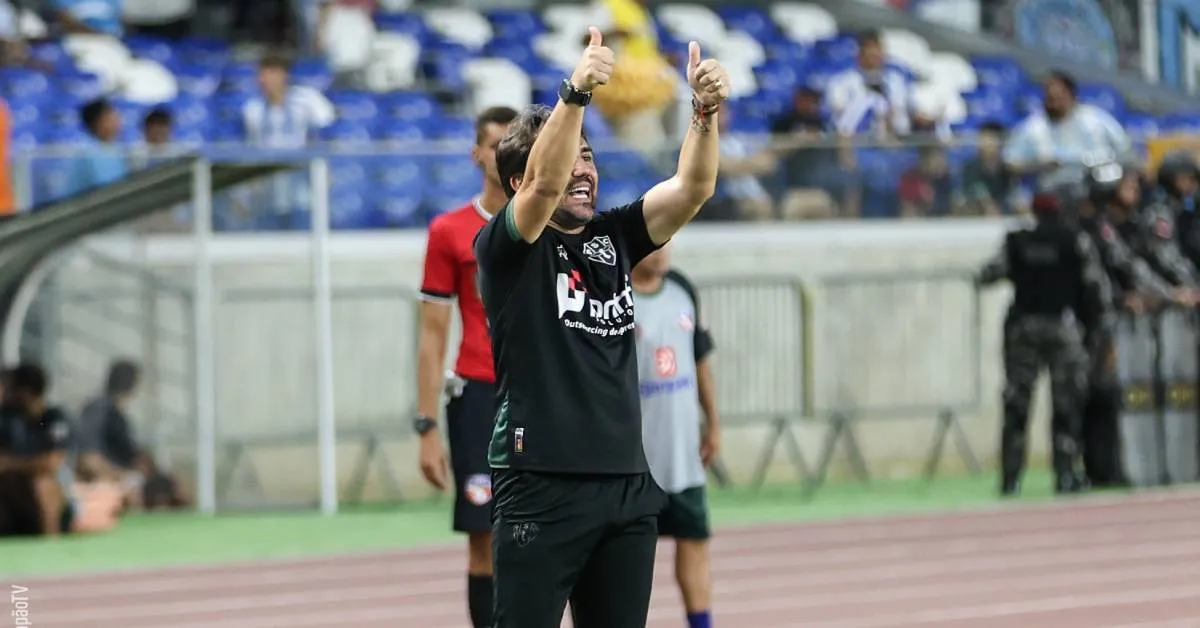 Luizinho Lopes comandou o primeiro jogo após sua chegada ao Paysandu.