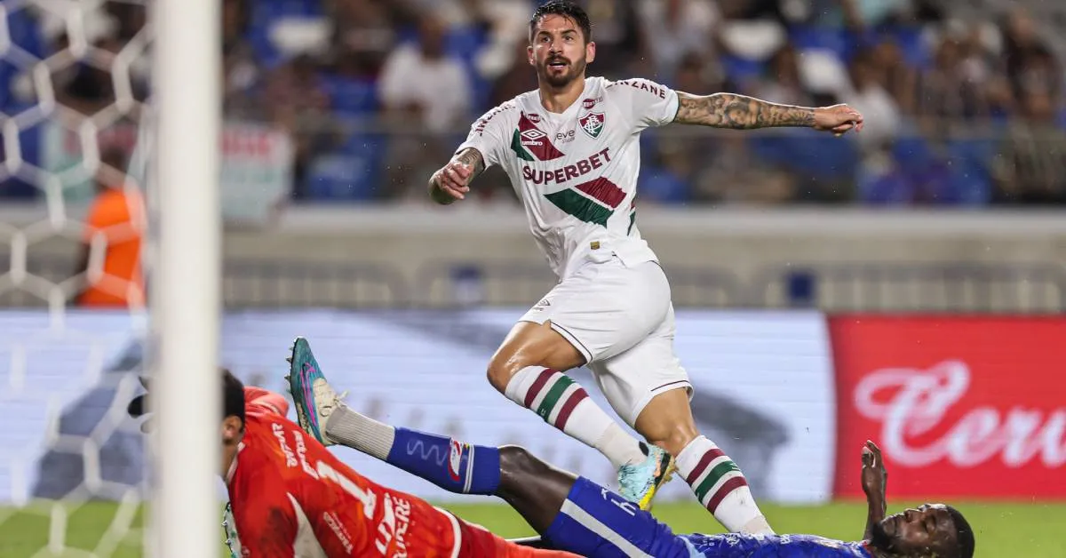 Everaldo marca um dos gols da goleada de 8 a 0 do Fluminense sobre o Azulão.