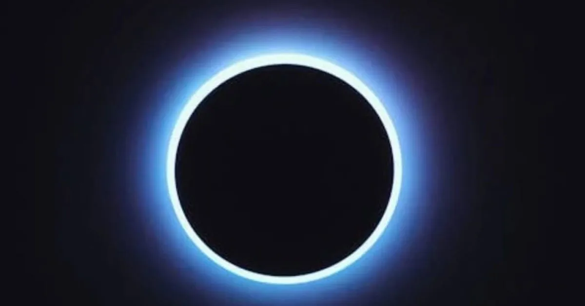 Eclipse solar anular forma um anel brilhante ao redor da sombra da Lua