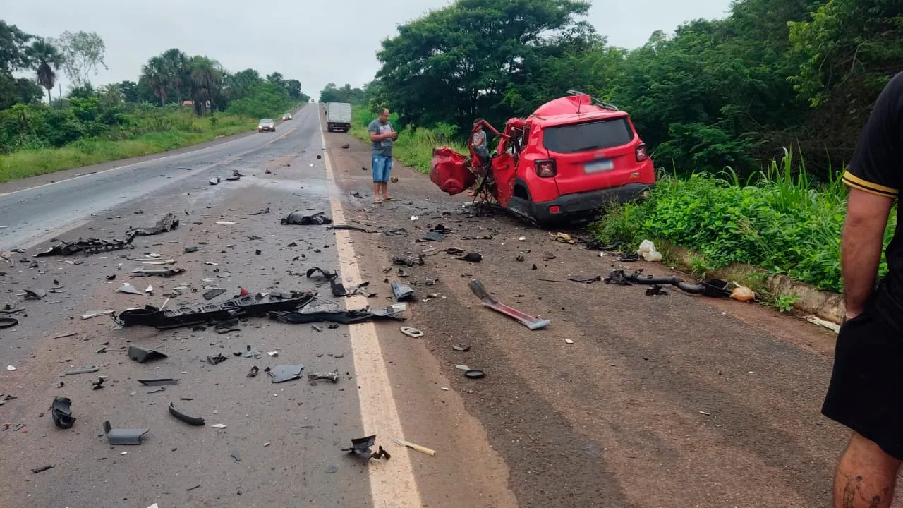 O veículo Jeep de cor vermelha em que Saulo e sua família estavam colidiu frontalmente com um caminhão baú