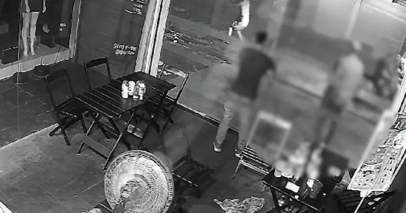 Imagem ilustrativa da notícia: Criminosos roubam clientes e funcionários de hamburgueria