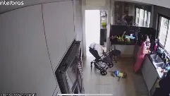 Criança cai ao cair da cadeira