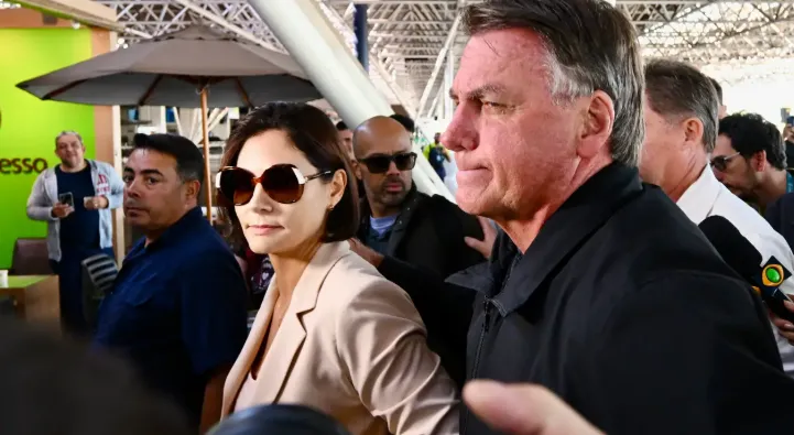 o ex-presidente Jair Bolsonaro acompanhou neste sábado (18), a esposa, Michelle Bolsonaro, ao aeroporto de Brasília