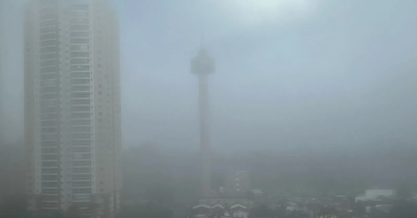 A previsão para o sábado é de manhã nublada com pancadas de chuva e trovoadas isoladas. O