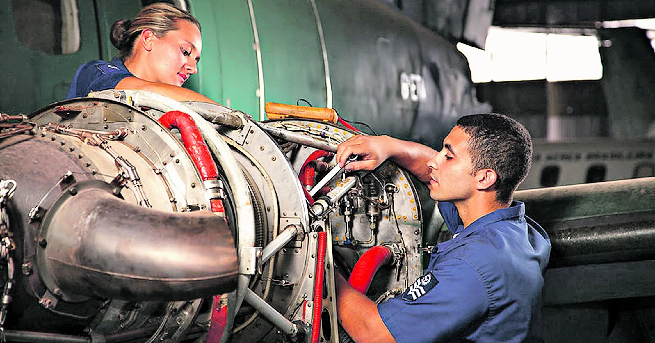 Na Força Aérea Brasileira, as vagas são para o Curso de Formação de Sargentos, com dez áreas de atuação