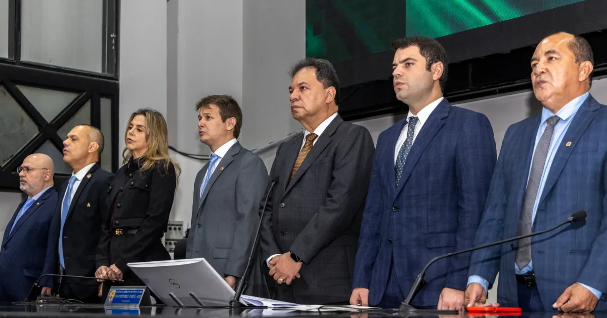 Na foto: César Mattar Jr, PGJ; o deputado Neil Duarte (PL), 4º secretário; a 2ª vice-presidente Cilene Couto; Luth Rebelo (PP), 1º vice-presidente; o presidente Chicão (MDB); Gustavo Sefer (PSD), 2º vice-presidente; e Elias Santiago (PT), 2º secretário.