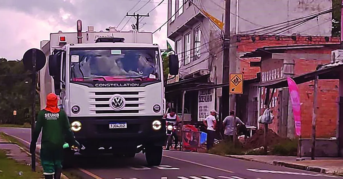 Norte Ambiental tem contrato com a prefeitura (acima) para asfaltamento de ruas, mas já está atuando também na coleta de lixo, conforme comprova placa do veículo