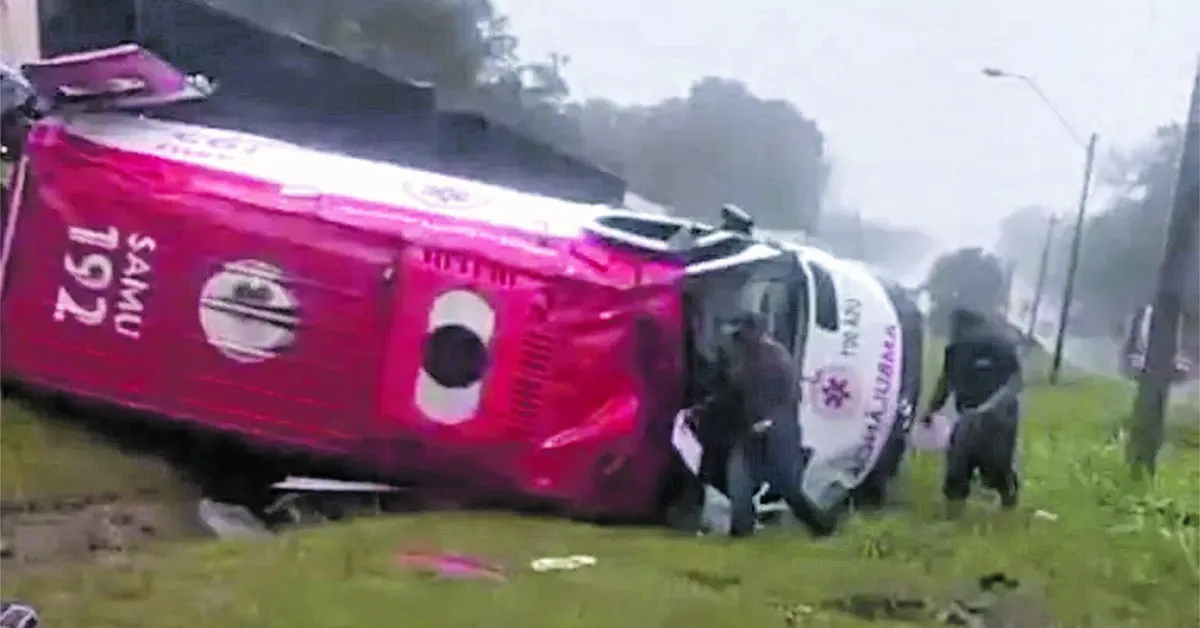 Motorista perdeu o controle da ambulância durante a chuva.