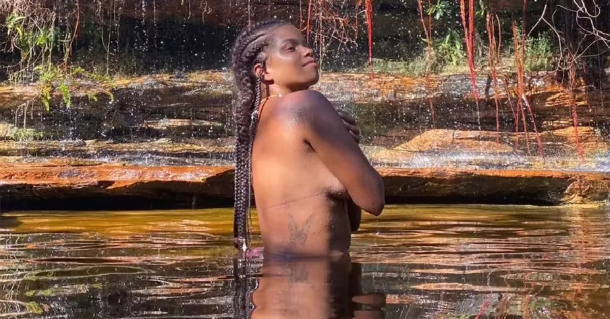 Ousadia de Jeniffer Nascimento em topless na cachoeira
