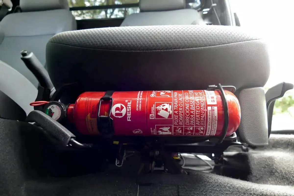 Se o veículo de passeio ou utilitário tiver um extintor instalado, ele precisa estar dentro das especificações exigidas.