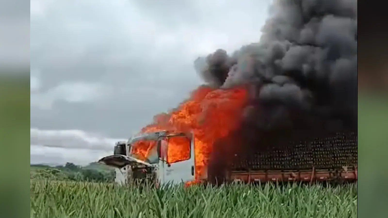 O caminhão pegou fogo rapidamente fazendo com que a carga fosse perdida rapidamente