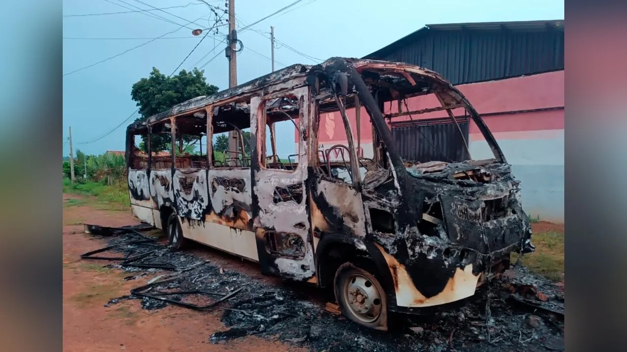 O micro-ônibus escolar foi destruído em um incêndio, na madrugada da última quarta-feira (12), na vila José Martins Ferreira