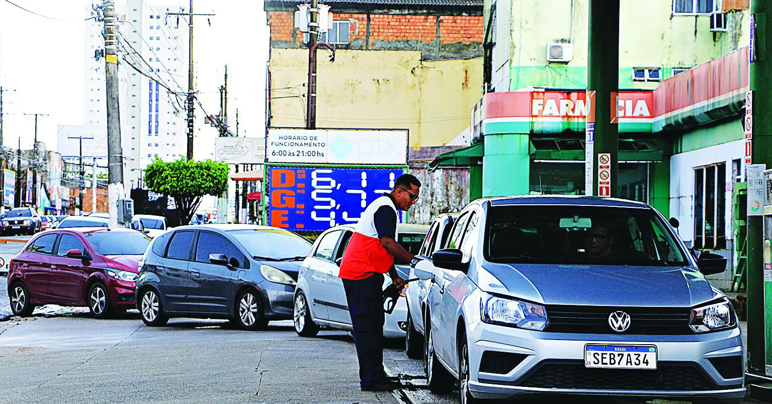 Postos que vendem gasolina por menos de R$ 6 atraem consumidores.