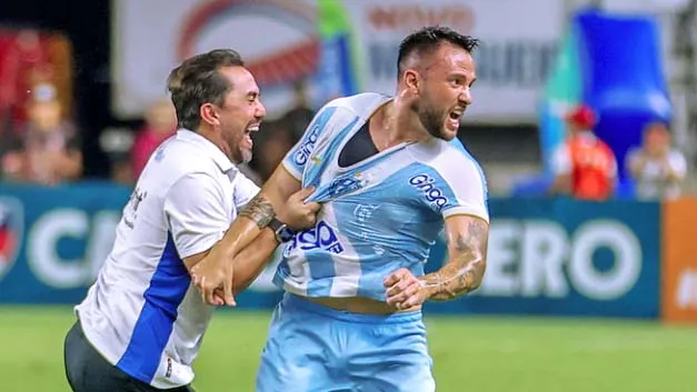 Luizinho e Giovanni comemorando o gol do meia no Re-Pa
