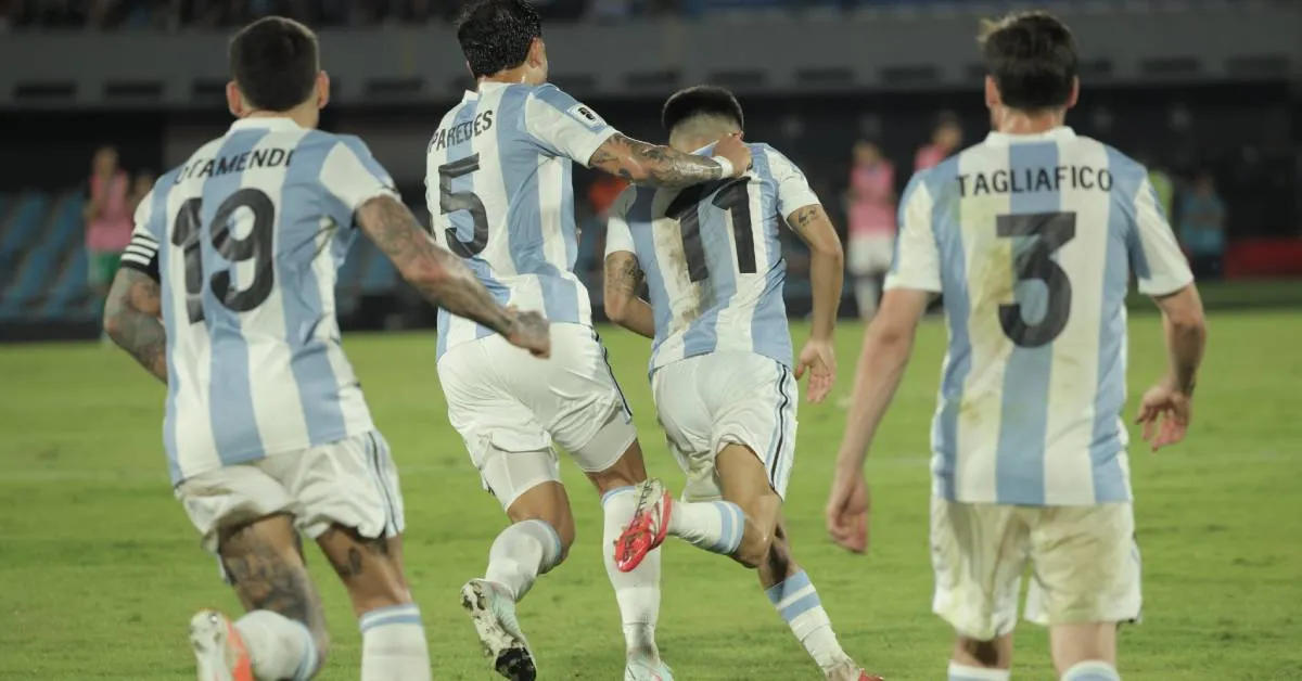 Jogadores argentinos celebram o gol de Thiago Almada (ex-Botafogo) contra o Uruguai, no Estádio Centenário.