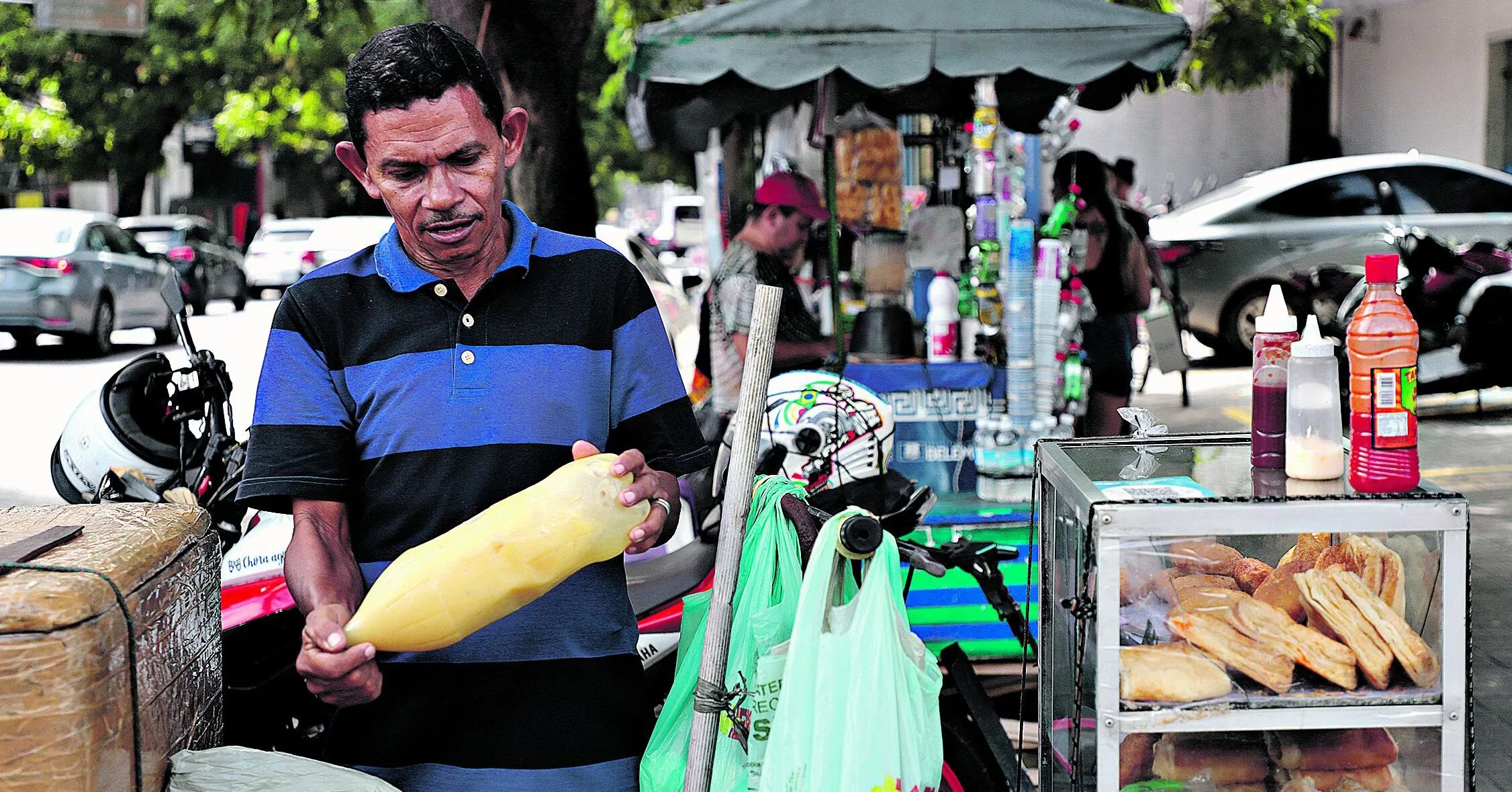 Lucivaldo Melo, 52 anos, trabalha com a venda de lanches usando a bicicleta há mais de duas décadas.