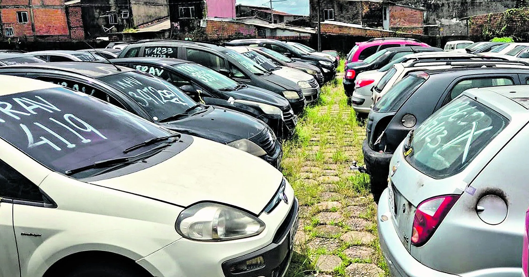 Alguns carros leiloados ainda estão em condições de uso e preços acessíveis. Veja como participar do leilão!