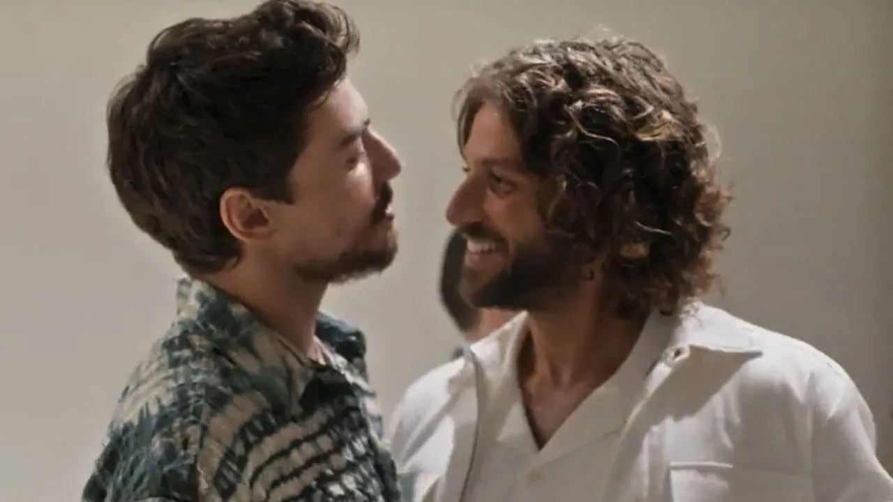 Iberê (Jaffar Bambirra) e Mavi (Chay Suede) em "Mania de Você".