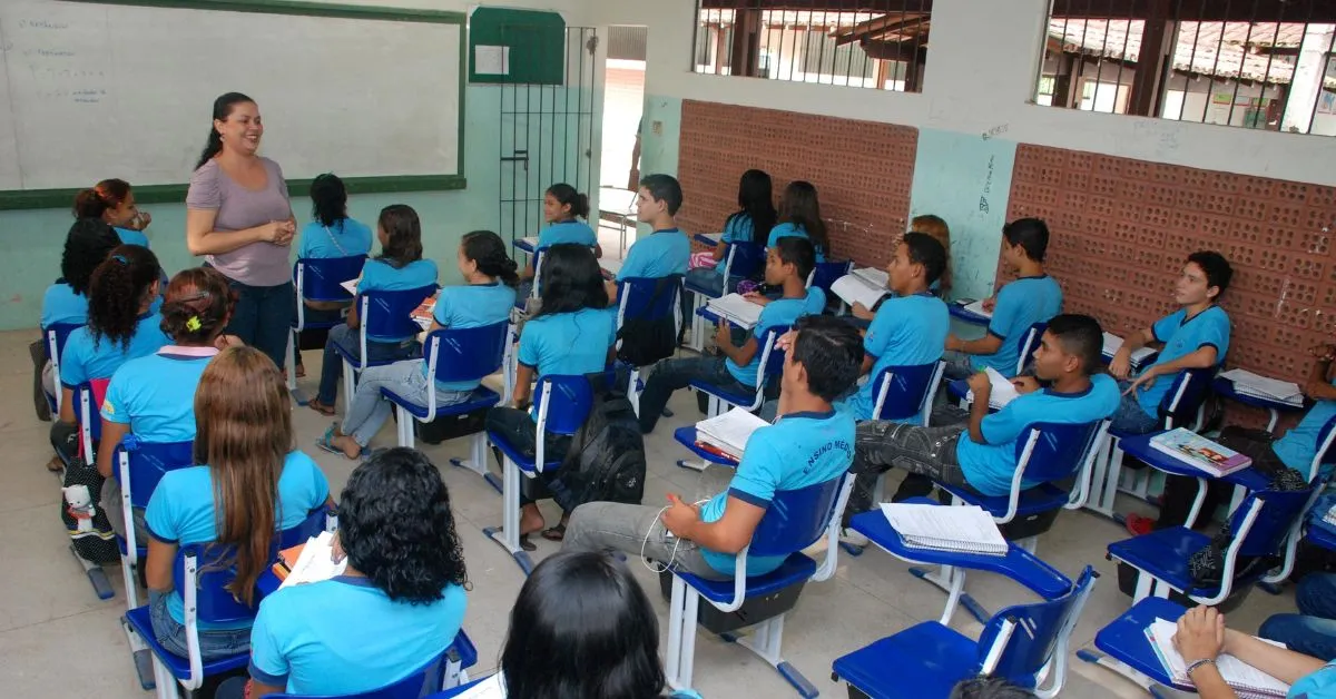 A decisão também permite ao Estado descontar os dias não trabalhados dos salários dos professores e autoriza a contratação de temporários