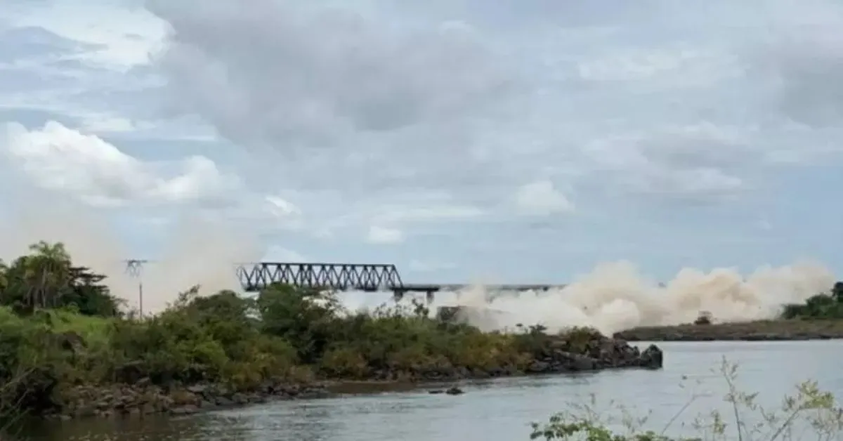 A implosão foi feita por meio de fogo controlado