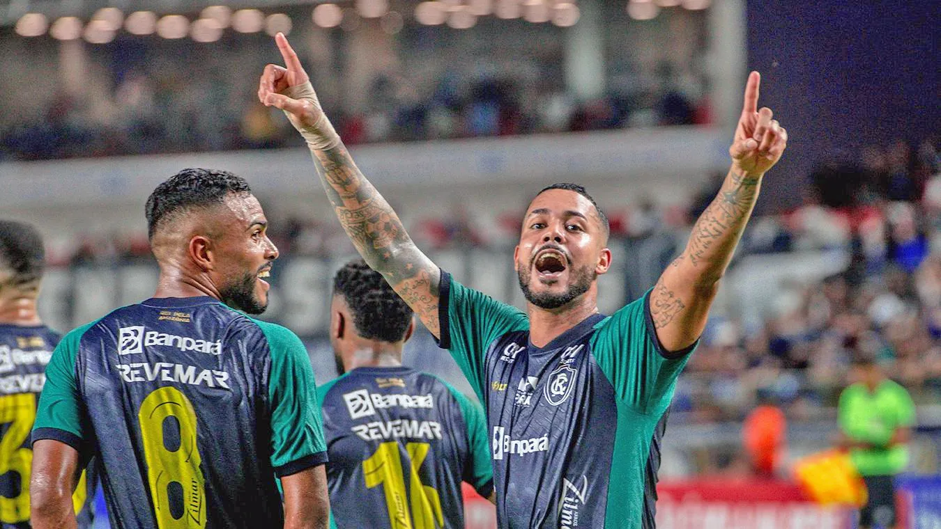 Maxwell marcou o segundo gol com a camisa azulina, mas já poderia ter sido três