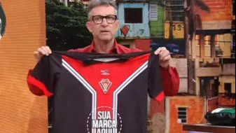 Neto mostra camisa e pede patrocínio ao Gavião