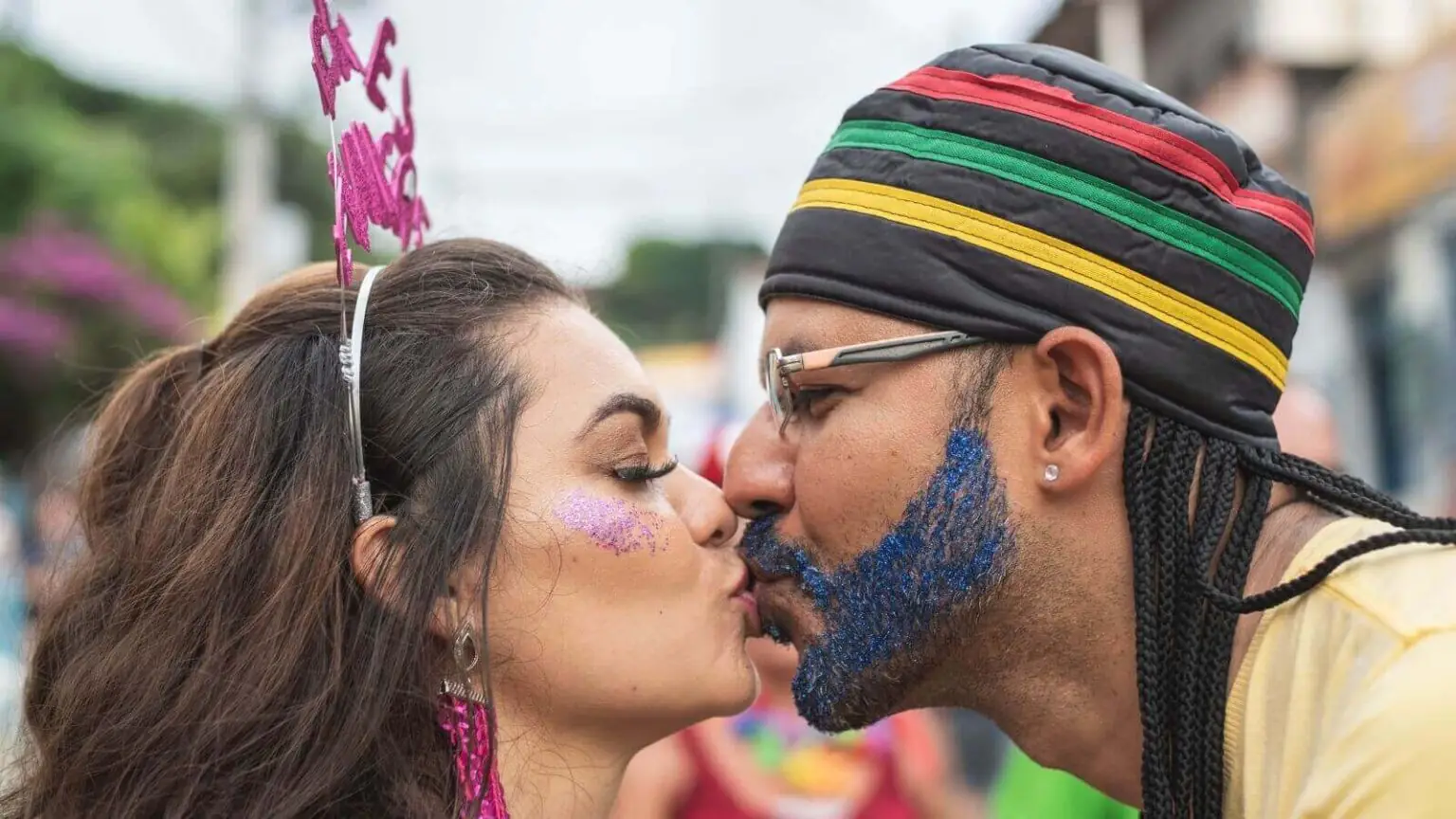 Confira como beijar muito no Carnavla, mas sem se descuidar da saúde