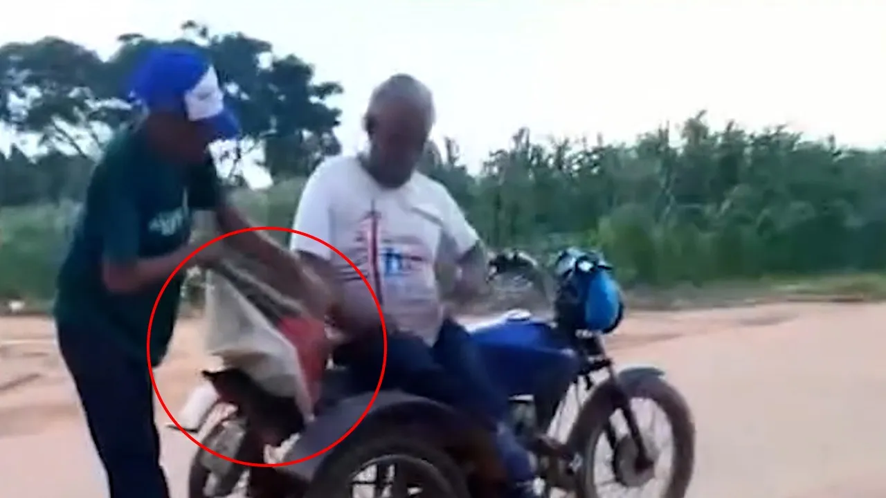 Víodeo mostra o momento em que os homens prendem o cachorro e o colocam na garupra do triciclo