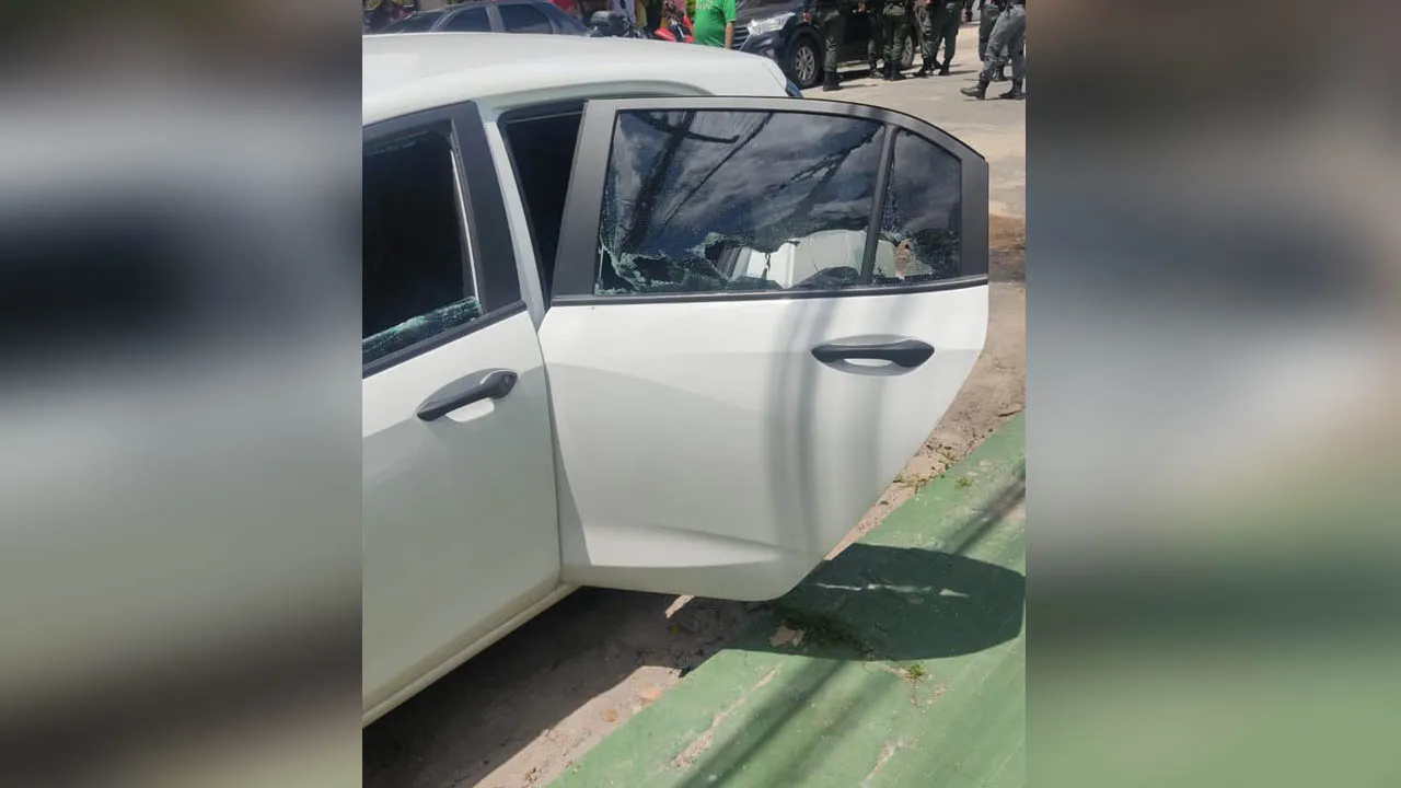 Carro usado pelo grupo criminoso, após troca de tiros com a polícia cearense