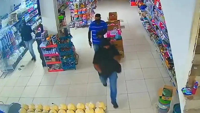 Trio, que tinha um policial penal envolvido, dentro do supermercado