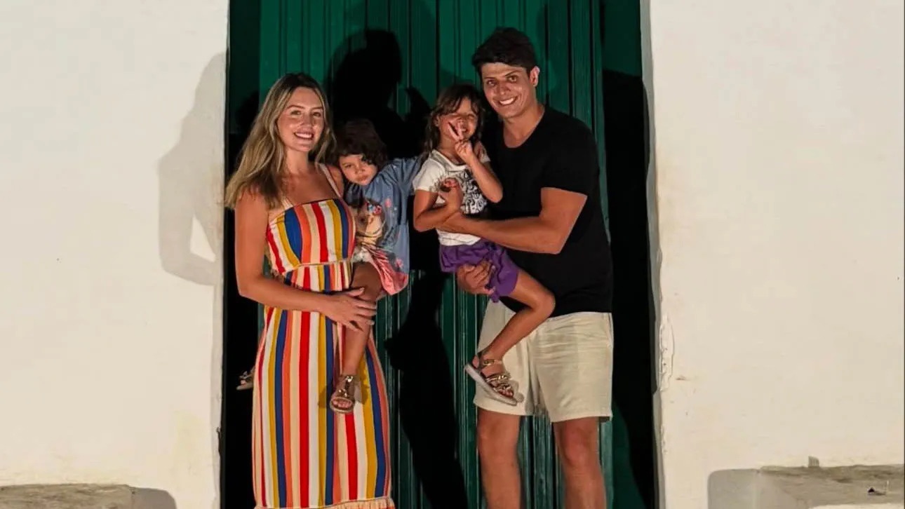 Raphael com a atual esposa, Isabela, e as duas filhas em viagem de família