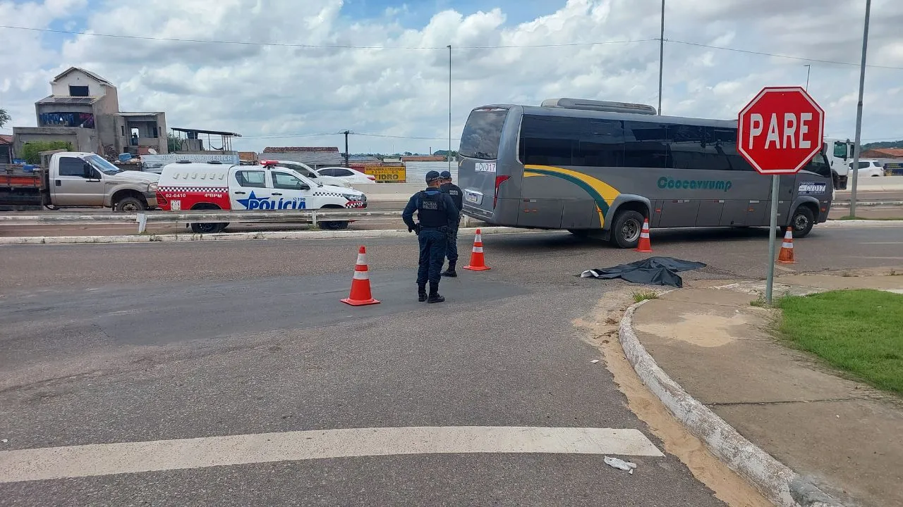 De acordo com as primeiras informações da Polícia Rodoviária Federal (PRF), a vítima estaria em uma bicicleta quando foi atingida pelo veículo.