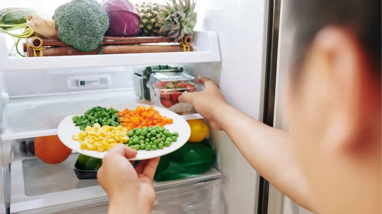 Nutricionistas recomendam que se a comida tiver passado tempo excessivo em temperatura ambiente, é melhor optar pelo descarte.