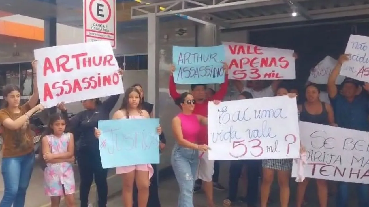 A população local se manifestou em frente ao restaurante.