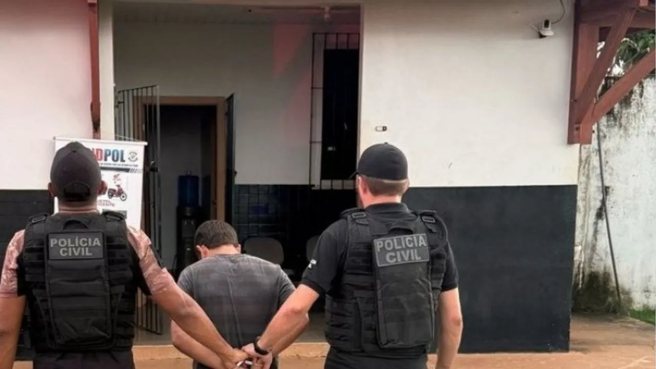 Diante disso, o homem foi preso em flagrante e encaminhado à Delegacia para realização dos procedimentos legais.