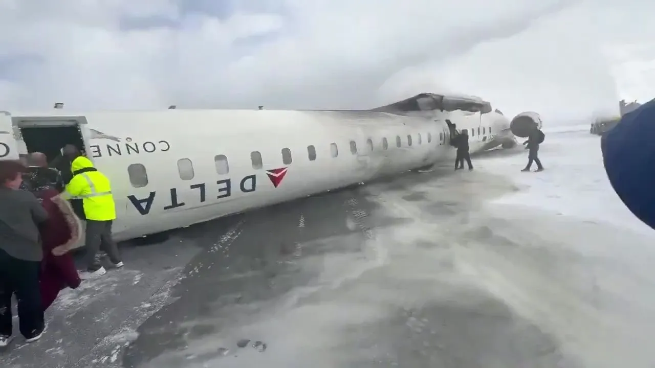 A aeronave, que realizava o voo de Minneapolis para Toronto, acabou capotando na pista, ficando de barriga para cima.