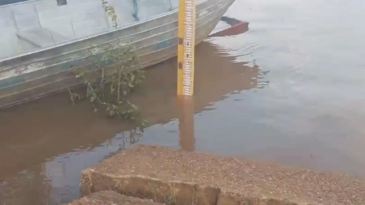 O nível do rio aumentou em 12 centímetros nas últimas 24 horas.