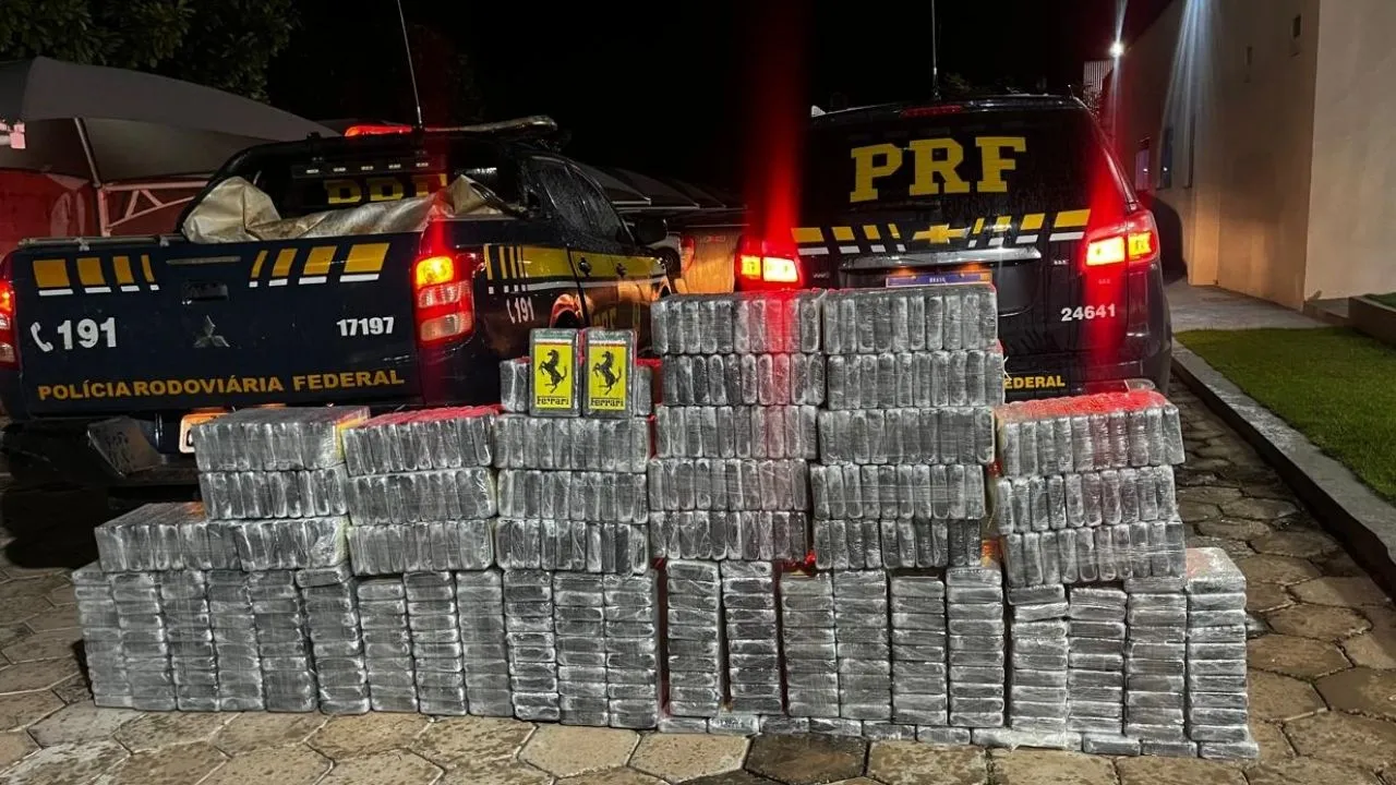 Foram apreendidos aproximadamente 517 kg de cocaína.