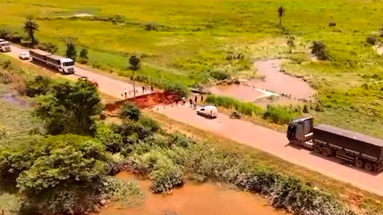 A rodovia se rompeu junto com um bueiro, na altura do km 167, devido à tempestade que provocou uma onda de estragos