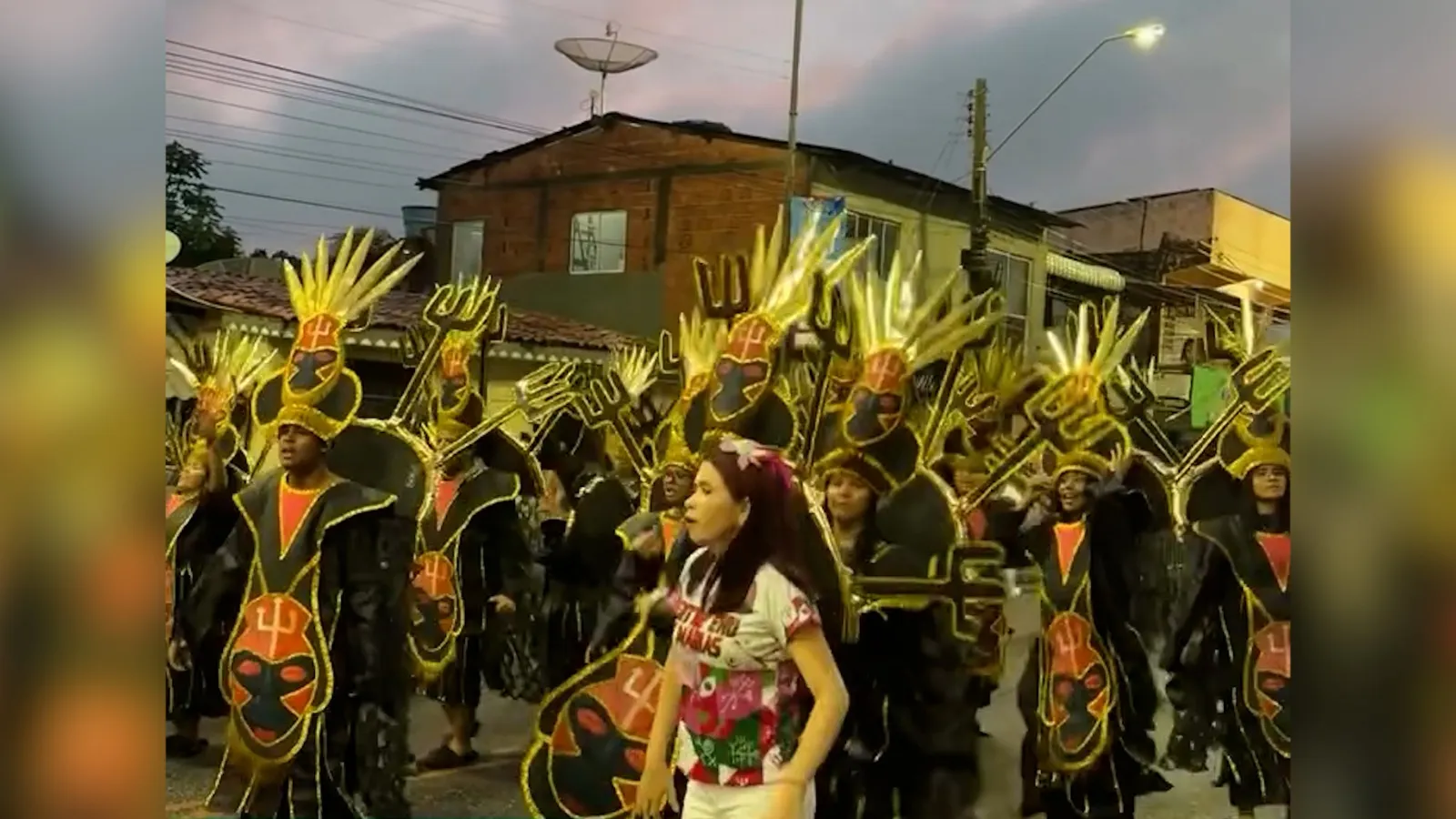 Já era manhã desta terça (4) quando a última escola desfilou.