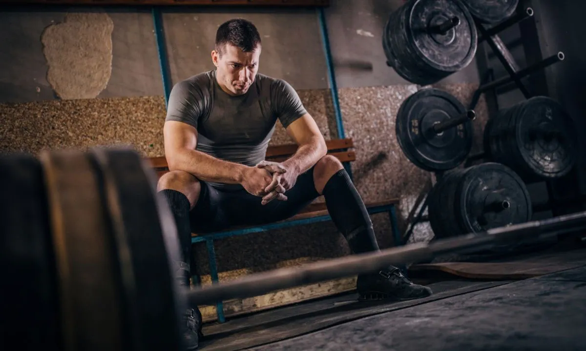 Durante o treino, seu corpo fica sob estresse, criando pequenos danos nas fibras musculares