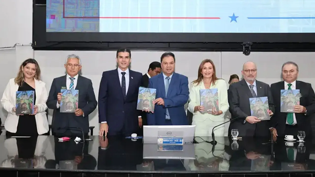 O governador e a vice entregaram a Mensagem do Poder Executivo Estadual aos deputados estaduais.