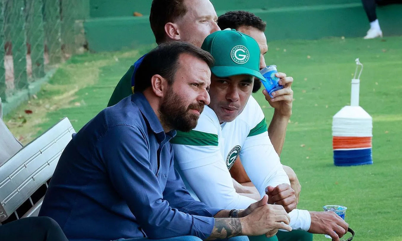 Lucas Andrino e Jair Ventura (de boné) estão pressionados no Goiás