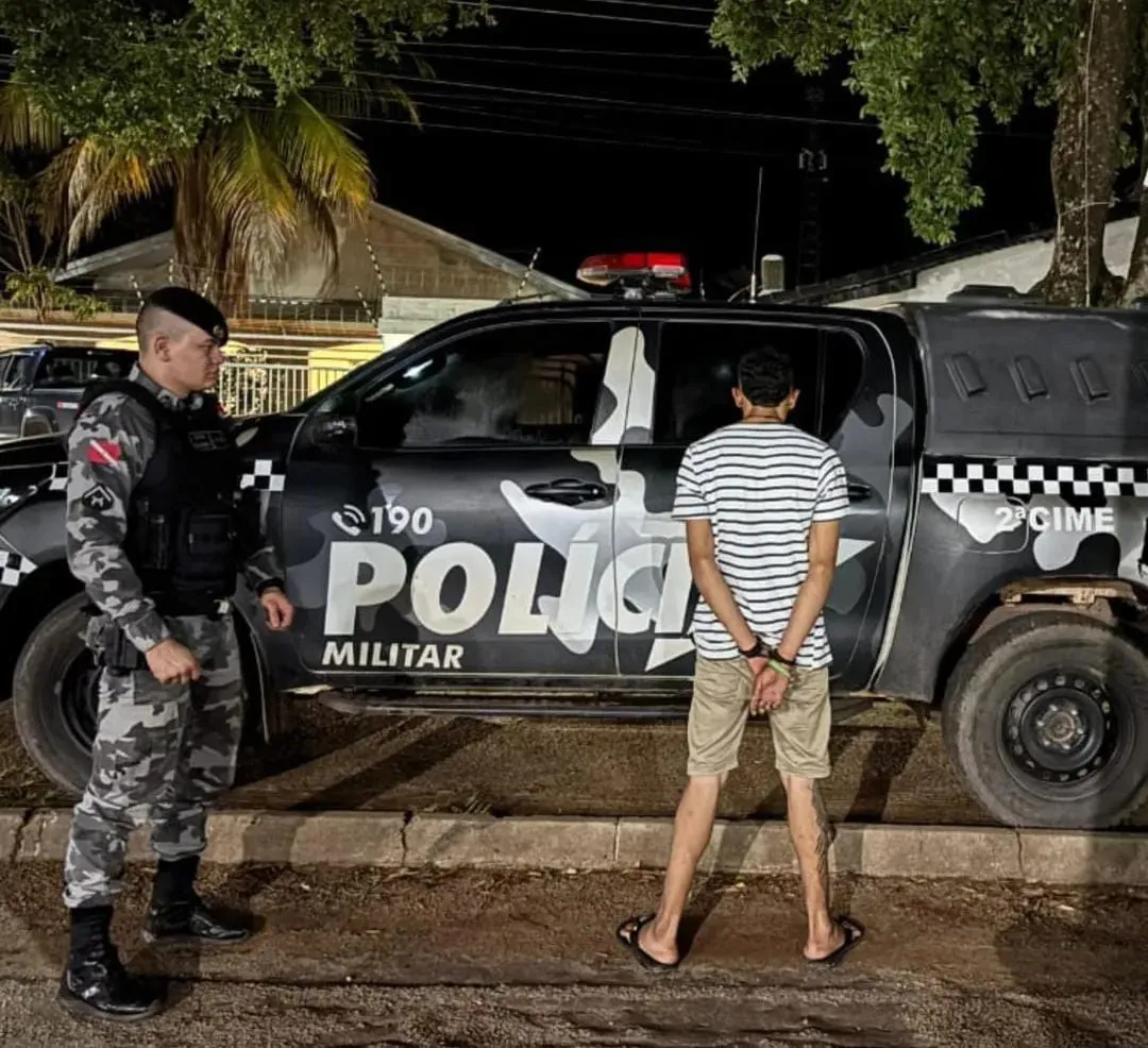 Durante o trabalho, os policiais observaram um homem em atitude suspeita e decidiram abordá-lo.